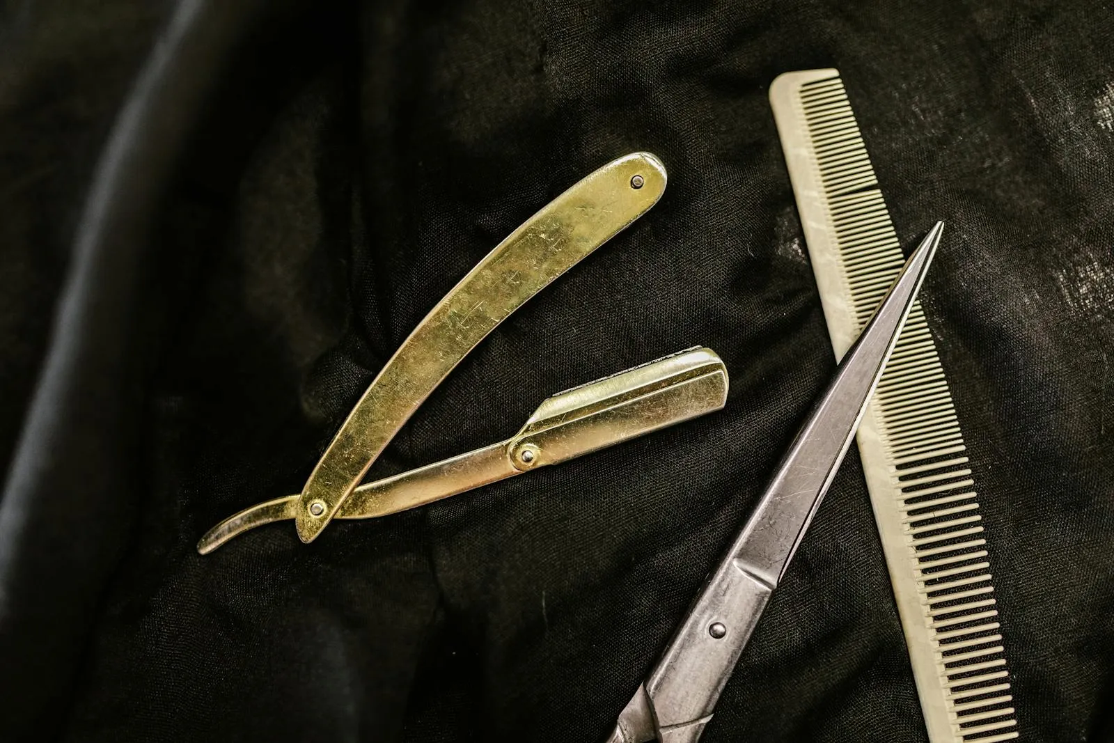 Straight razor, comb and shears laid out